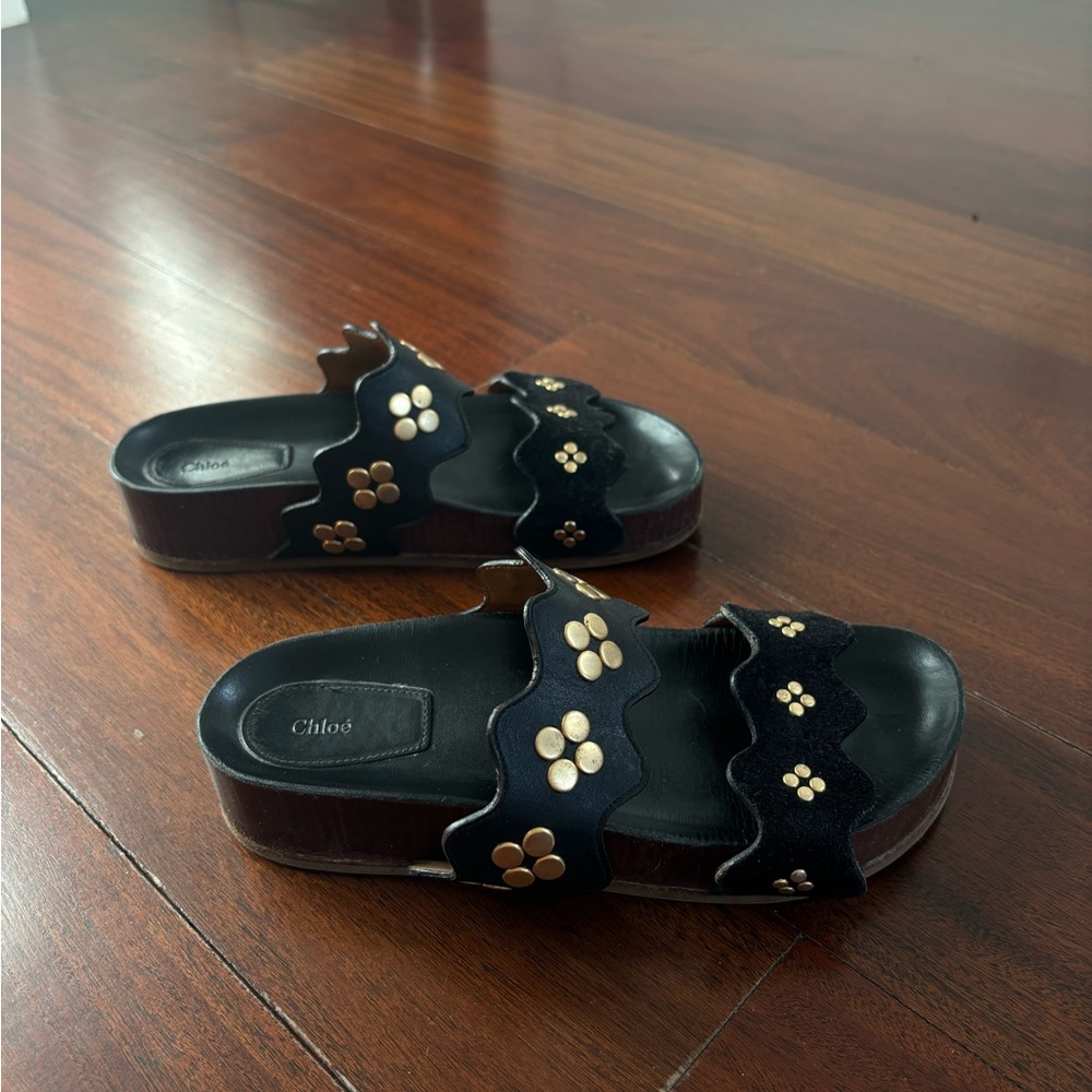 CHLOÉ BLACK SANDALS W GOLD STUDS